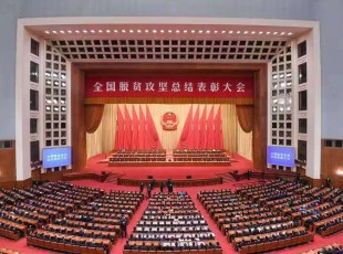 百乐博公司组织干部职工收听收看全国脱贫攻坚赞美大会